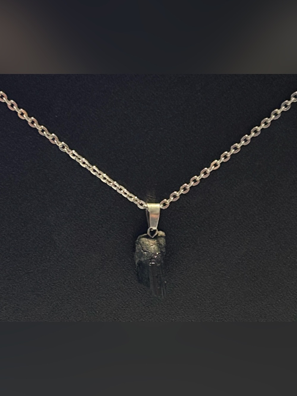 RAW ONYX MINERAL/CRYSTAL NECKLACE/UNISEX/LIKE NEW/HANDCRAFTED CRAFTED!
